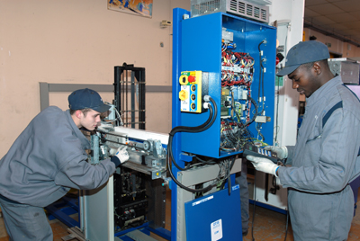 Illust: Lift repair apprentices from the industry (...), 136.6 ko, 400x268 Illust: Lift repair apprenti, 136.6 ko, 400x268