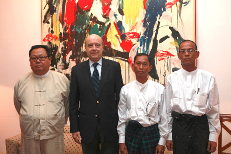 Illust: Alain Juppé avec Khun Tun Oo, Ko Ko Kyi, Mya (...), 164.2 ko, 460x306 Illust: Alain Juppé avec (...), 164.2 ko, 460x306