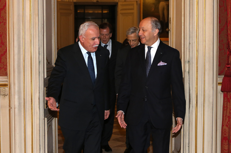 Laurent Fabius et Riyad Al-Malki - Photo : MAE/F. de la Mure Laurent Fabius et Riyad Al-Malki - Photo : MAE/F. de la Mure