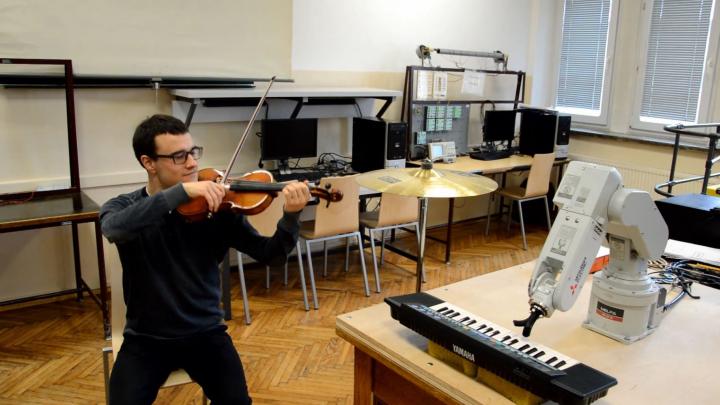 Le robot Staszek et Wojciech Świtała en pleine répétition.