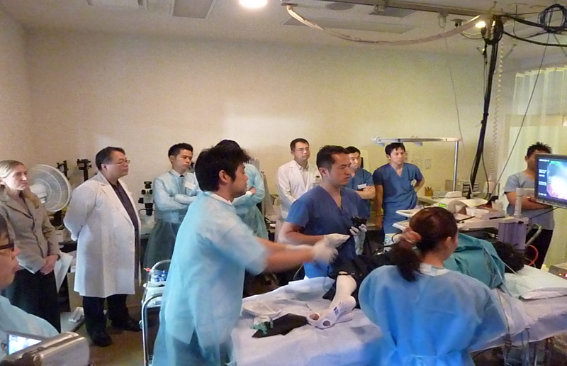 Plusieurs docteurs étrangers en visite au NCC, lieu de référence pour la dissection sous-muqueuse endoscopique.