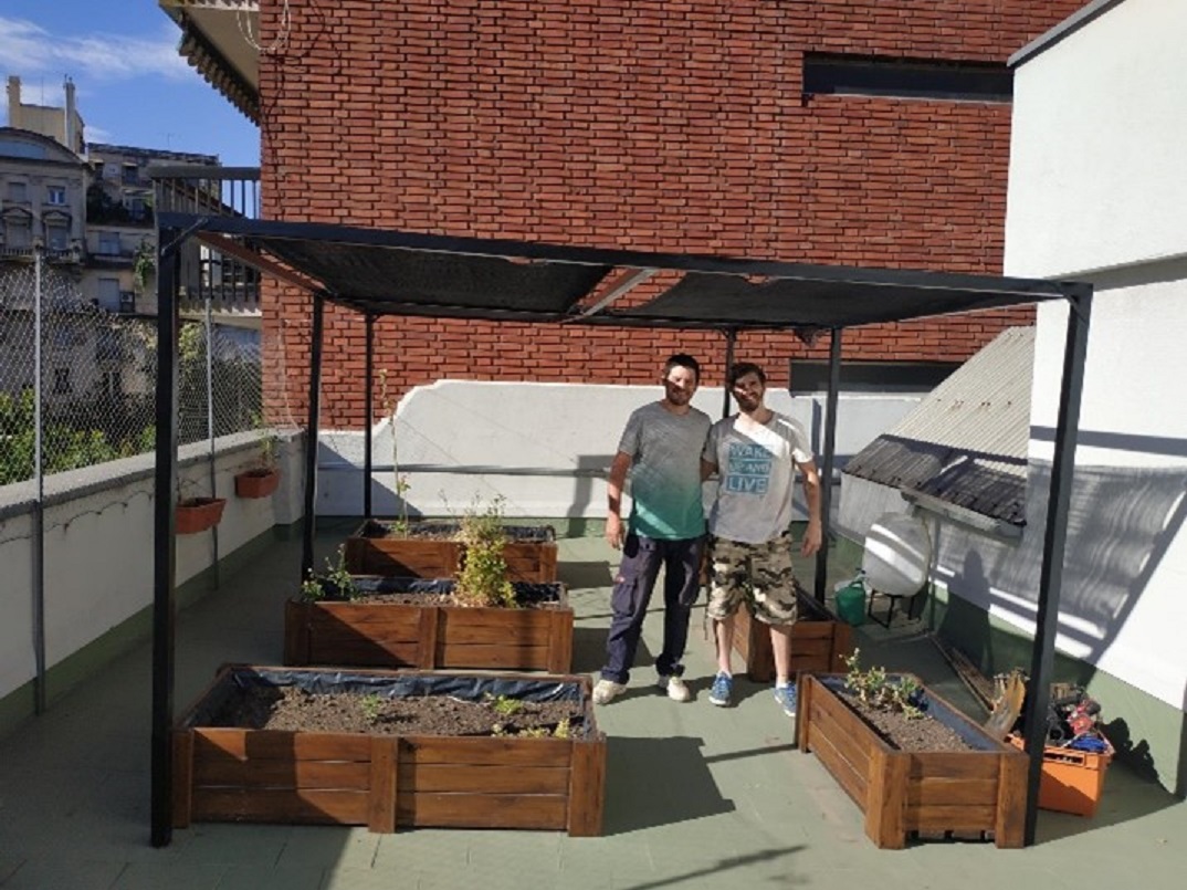 Potager urbain installé sur le toit du Consulat de Buenos Aires en Argentine entre 2020 et 2022. Une ombrière et un système de récupération d’eau de pluie permettent de limiter les consommations d’eau.