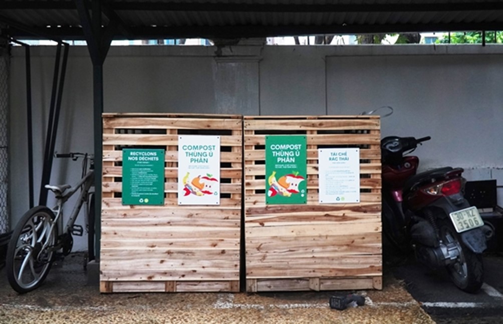 Mise en place d’un système de tri et recyclage des déchets papiers, organiques et en verre à l’Ambassade à Hanoï, au Vietnam, depuis 2021. 