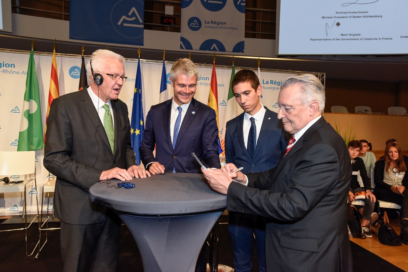 De gauche à droite : Winfried Kretschmann, ministre président du Bade-Wurtemberg, Laurent Wauquiez, président du conseil régional d’Auvergne-Rhône-Alpes, Alessandro Fermi, sous-secrétaire de la présidence en charge des relations institutionnelles avec l’État et des Relations internationales de la Région Lombardie et Marti Anglada, représentant du gouvernement catalan en France. 
