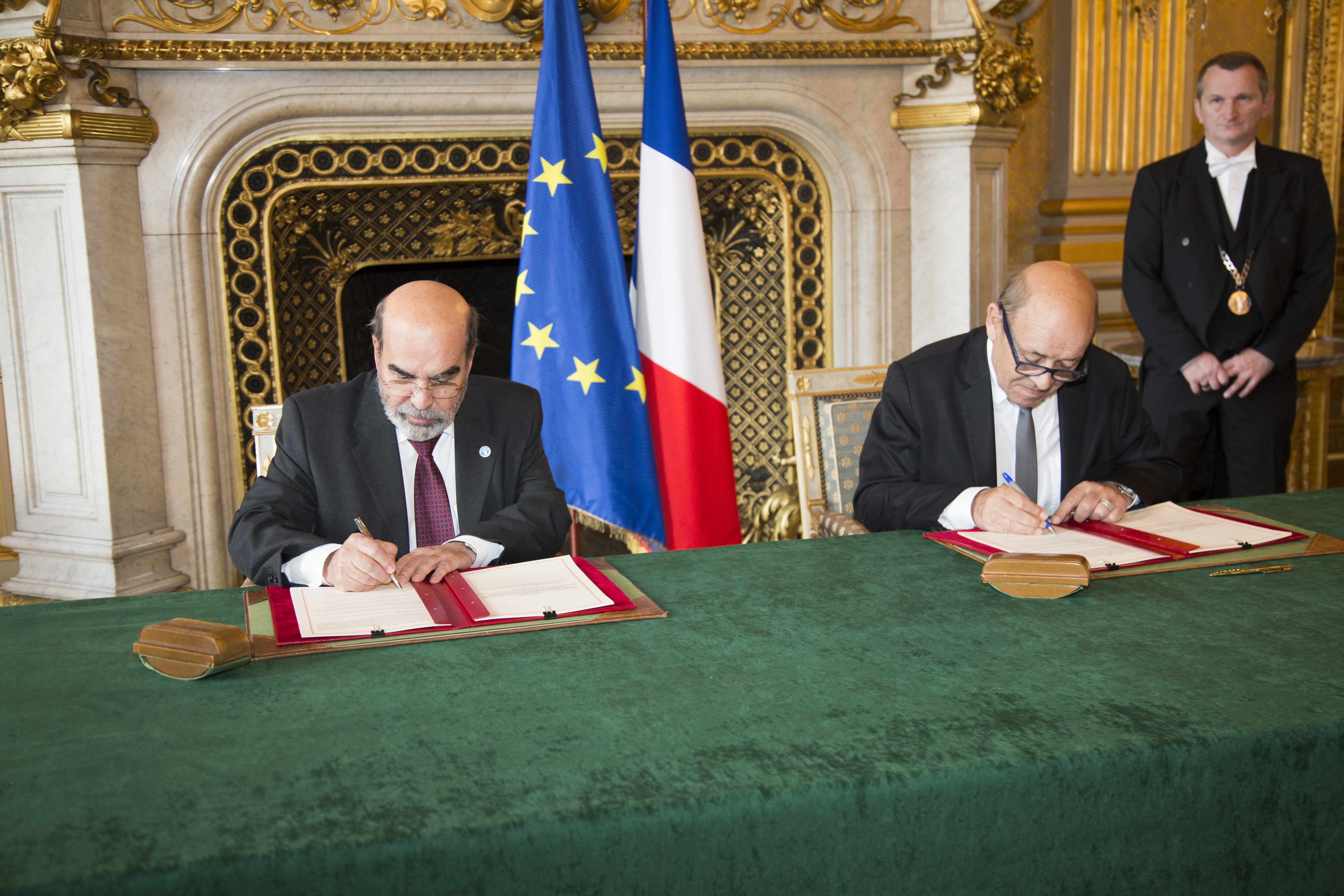 Signature de l'accord-cadre entre Jean-Yves Le Drian et José Graziano Da Silva, Directeur Général de la F.A.O