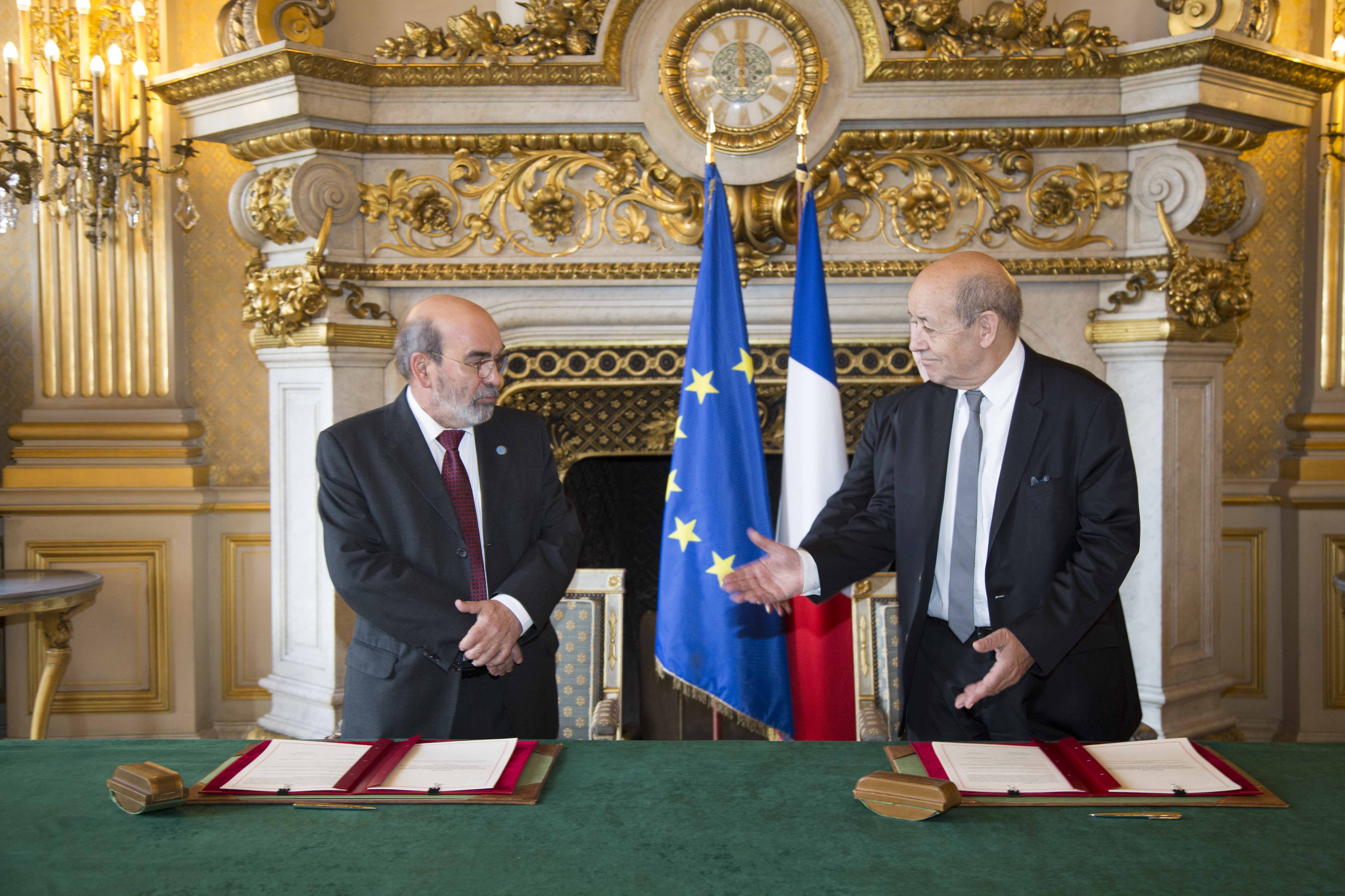 Jean-Yves Le Drian et José Graziano Da Silva, Directeur Général de la F.A.O, lors de la signature de l'accord-cadre 