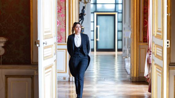 Ibtissem, huissière du Quai d'Orsay