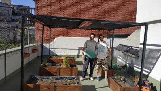 Potager urbain installé sur le toit du Consulat de Buenos Aires en Argentine entre 2020 et 2022. Une ombrière et un système de récupération d’eau de pluie permettent de limiter les consommations d’eau.
