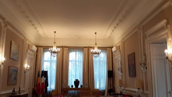 Remplacement des éclairages vétustes par des LED à basse consommation à l’Ambassade de Bucarest, en Roumanie, en 2022. 