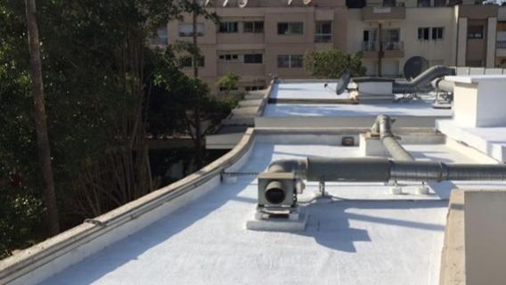 Revêtement Cool Roof augmentant la réflexivité du toit du Consulat Général à Rabat, au Maroc, en 2022. Cette installation permet de limiter l’entrée de chaleur dans les locaux afin de réduire les périodes d’utilisation des climatiseurs. Une diminution de 20 à 30°C en surface de toiture et de 3 à 5°C à l’intérieur du bâtiment en période estivale a été constatée.