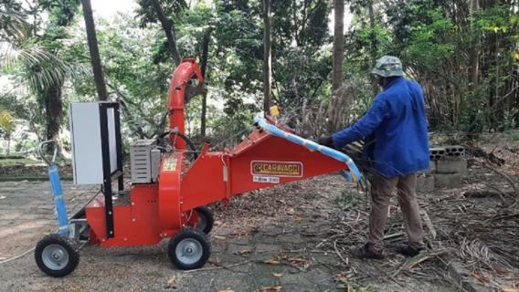 Achat d’un broyeur électrique pour valoriser les déchets végétaux des jardins de l’Ambassade à Libreville, au Gabon, en 2022. 