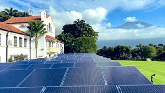 Installation de panneaux solaires à la Résidence de Caracas, au Venezuela, en 2021. 