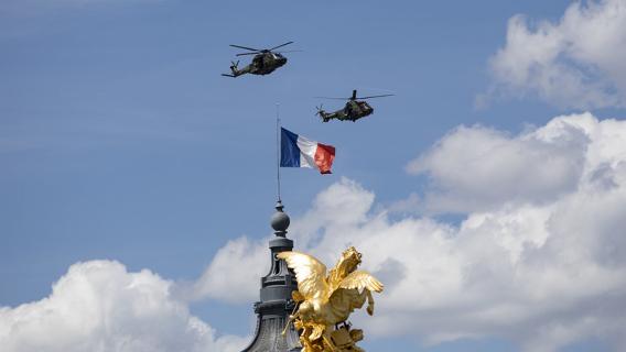 formation d'hélicoptères militaires en vol pour illustrer les enjeux de la prolifération des systèmes balistiques