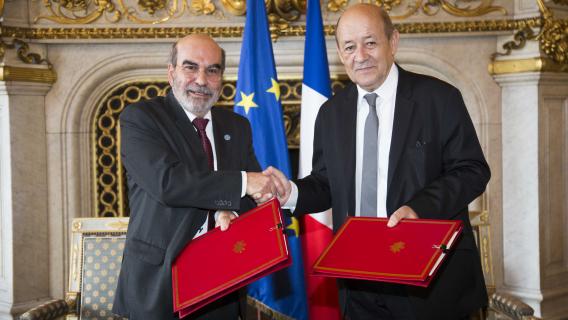 Signature de l'accord-cadre entre Jean-Yves Le Drian et José Graziano Da Silva, Directeur Général de la F.A.O