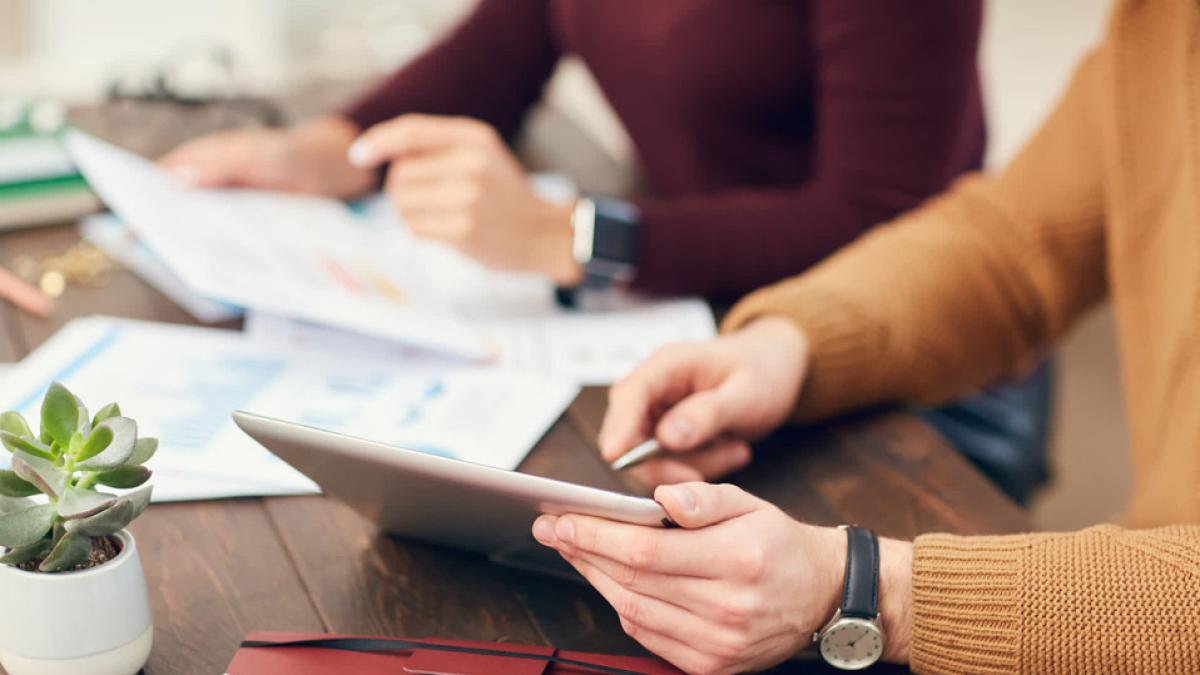 Étudiants-Travaillant-Ensemble-En-Gros-Plan 