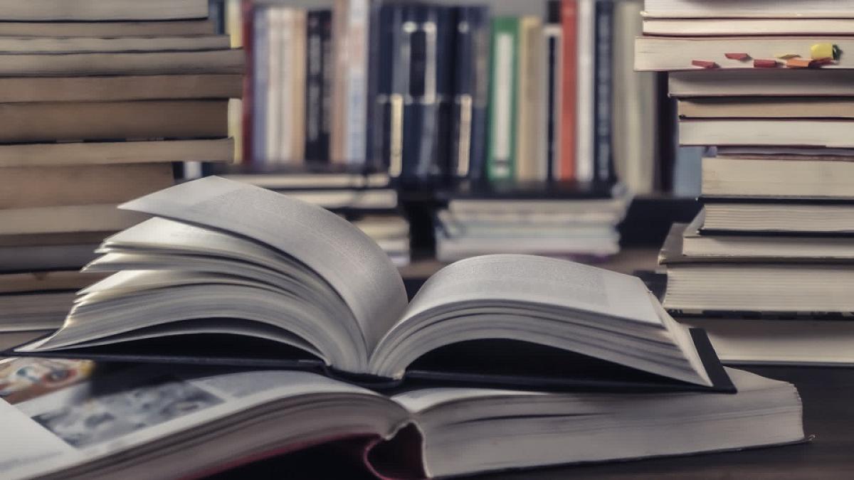 Livre-ouvert-dans-une-bibliothèque