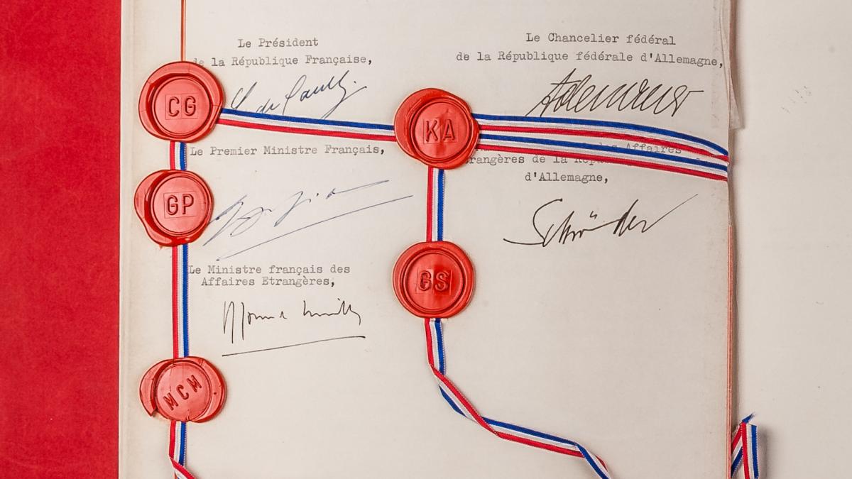 page de signature du traité de l'Élysée signé par Charles de Gaulle, président de la République française, et Konrad Adenauer, chancelier de la République fédérale d'Allemagne, en 1963