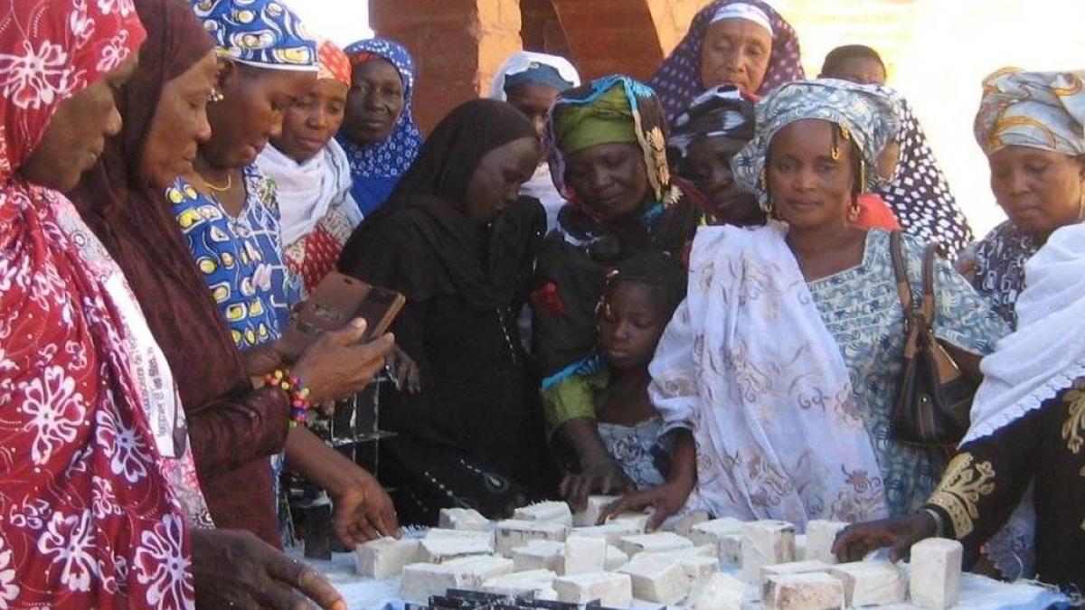Atelier autour de la fabrication de savon dans la Maison de la femme du Cercle de Yélimané, au Mali © Mairie de Montreuil