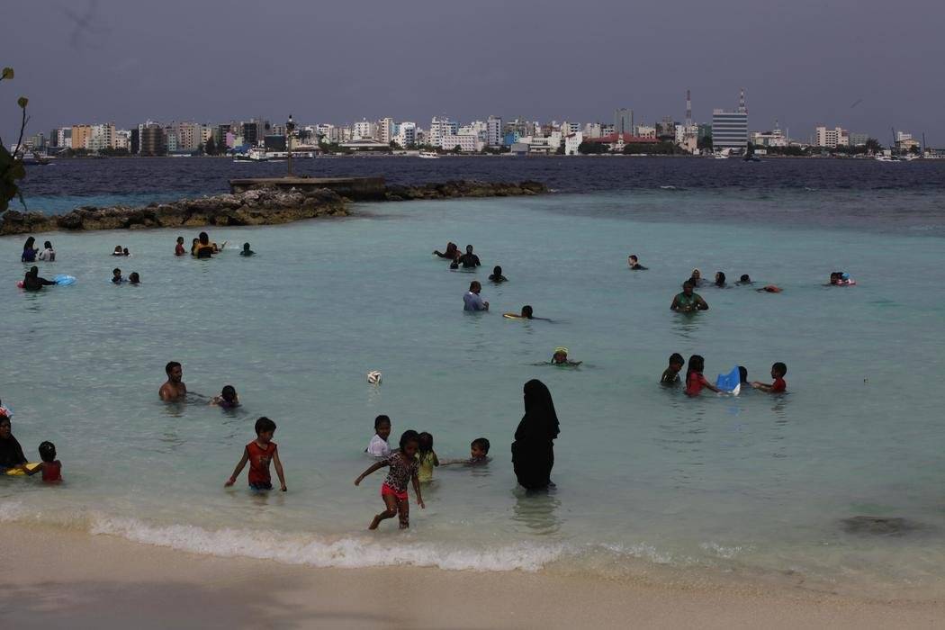 Image Diaporama - Bains de mer en famille à Malé, capitale des (...)