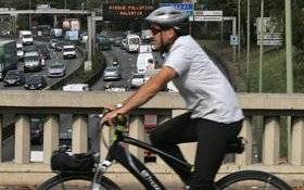 Image Diaporama - Cycliste sur un pont enjambant le boulevard (...)