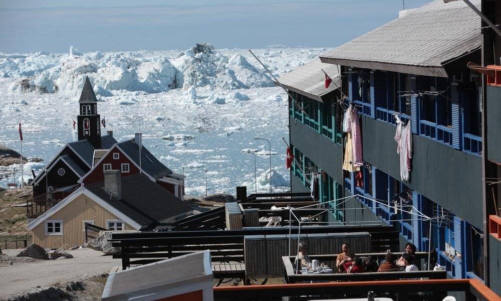 Image Diaporama - Terrasse de café, église et maison d'Ilulissat, (...)