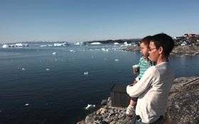 Image Diaporama - Un père de famille et son jeune enfant sur la (...)