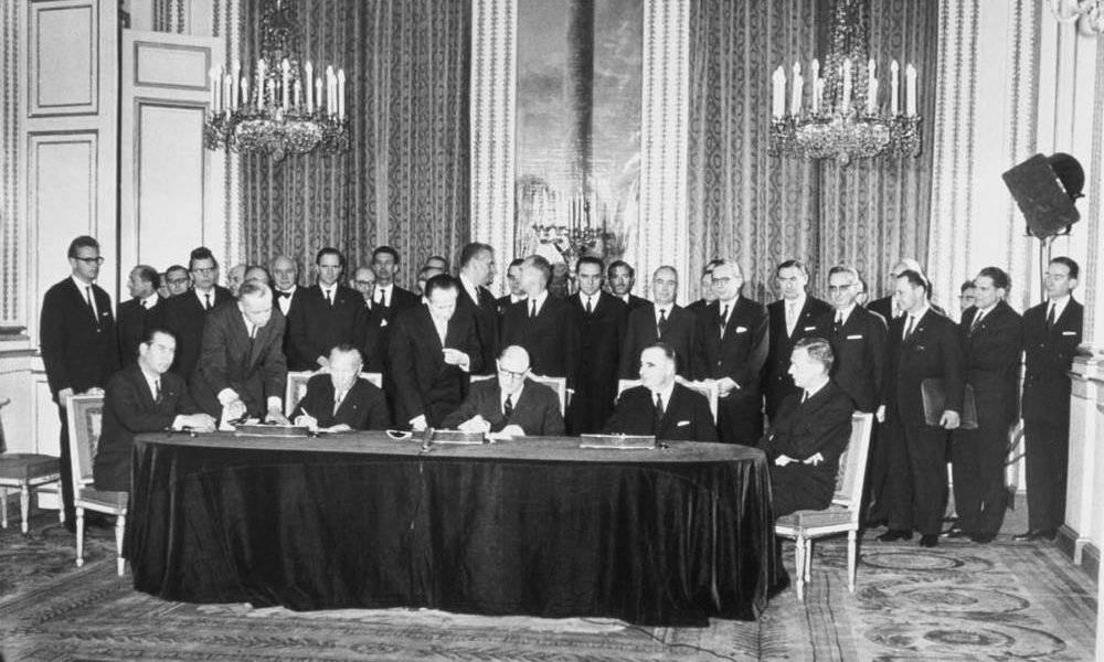 Slideshow - Signature du traité par le chancelier Adenauer (...)