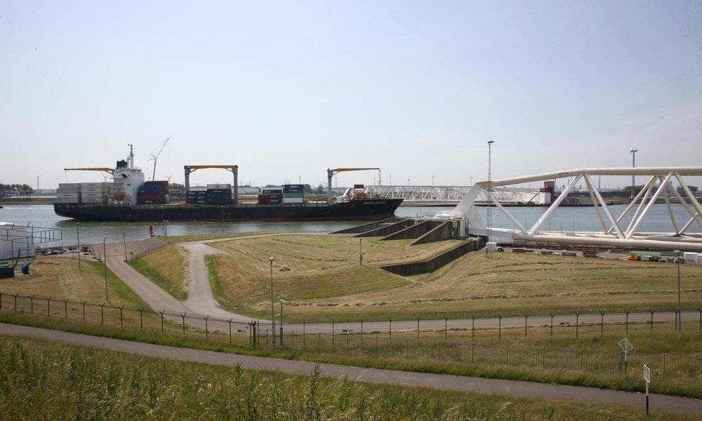 Image Diaporama - Passage d'un cargo au niveau de Maeslantkering,