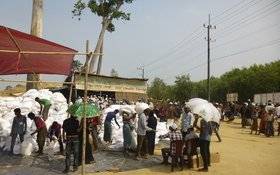 Image Diaporama - Food Distribution at Camp Balukhali