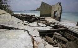Image Diaporama - Au raz de l'eau : maison dévastée par les eaux (...)