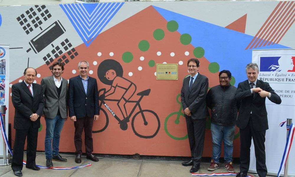 Image Diaporama - Ambassade de France à Lima : fresque écologique (...)
