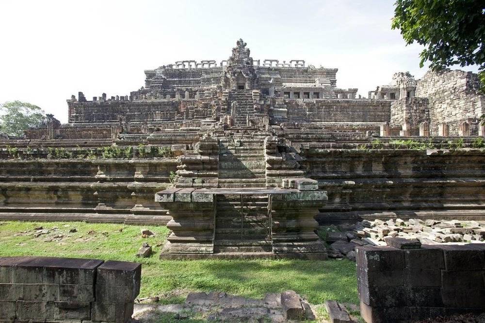 Image Diaporama - 1. Le temple du Baphuon. Photo : EFEO-MAEDI