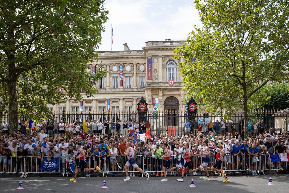 Frente al Ministerio para Europa y de Asuntos Exteriores, una multitud de seguidores alienta a los atletas en las pruebas individuales de triatlón (31 de julio de 2024). © Jonathan Sarago / MEAE