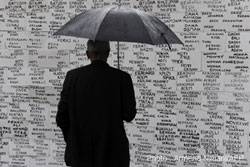 Illust: Mur des disparus à, 14.7 ko, 250x167