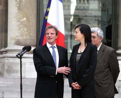 Illust: Bernard Kouchner et, 33.8 ko, 400x323