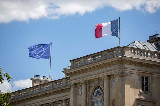 Illust: Drapeaux européen et, 54.5 ko, 605x403